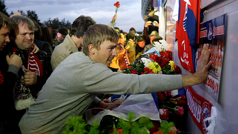 © AP/Misha Japaridze Trauernde Fans des russischen KHL-Clubs Lokomotive Jaroslawl legen Blumen vor der Eisarena nieder