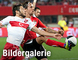 Martin Harnik (&Ouml;sterreich) im Zweikampt mit Egemen Korkmaz (T&uuml;rkei)
