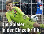Torh&uuml;ter Pascal Gruenwald (&Ouml;sterreich) h&auml;lt einen Elfmeter