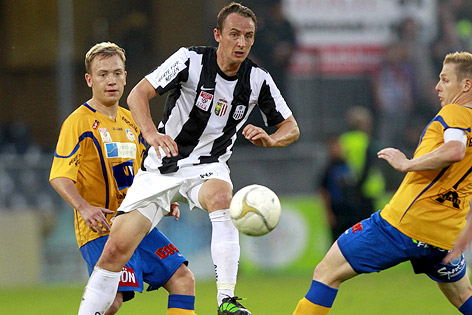 © GEPA/Walter Luger Johannes Aigner (LASK) zwischen Dominik Hofbauer und Jochen Fallmann (St. Pölten)
