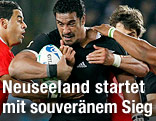 Neuseeland All Blacks' Jerome Kaino wird von Kurt Morath, Joseph Tuineau und Viliami Ma'afu (alle Tonga) getackelt