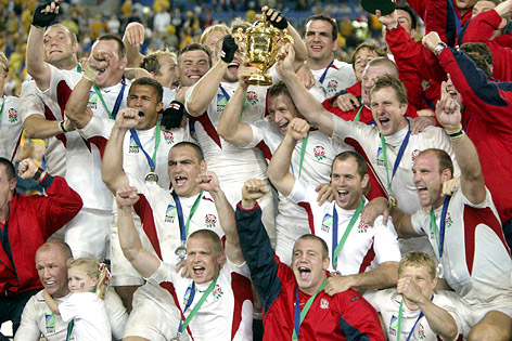 Englands Spieler feiern den Rugby-WM-Titel 2003