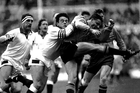 © AP/Dave Caulkin Australiens Marty Roebuck bedrängt von Englands Will im Finale der Rugby-WM 1991