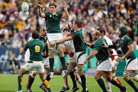 Pass von Juan Smith (Südafrika) im Rugby-WM-Finale 2007 gegen England