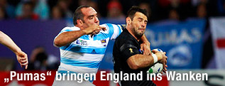 Argentinens Rodrigo Roncero fängt Englands Ben Foden ab