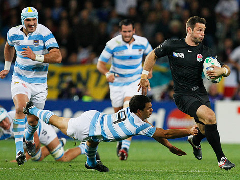 © AP/Alastair Grant Englands Ben Foden läuft vor Argentiens Nicolas Vergallo davon