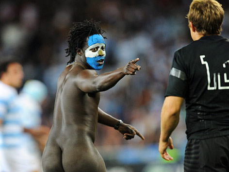 © APA/EPA/SNPA/Ross Setford Ein Flitzer beim Spiel England - Argentinien