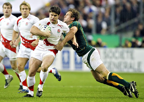 © AP/Mark Baker Englands Dan Hipkiss im Zweikampf mit Südafrikas Butch James