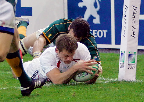 © AP/Christophe Ena Englands Mark Cueto drückt den Ball über die Linie