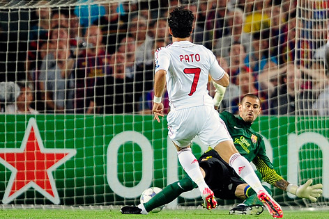 © AP/Manu Fernandez Pato (AC Milan) schießt Torhüter Victor Valdes (FC Barcelona) den Ball durch die Beine und trifft ins Tor