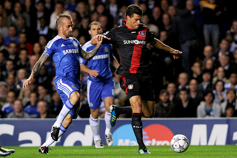 © AP/Tom Hevezi Raul Meireles (Chelsea) und Michael Ballack (Bayer Leverkusen)