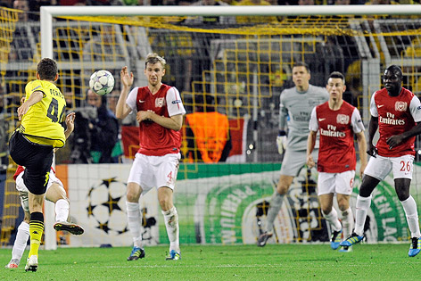 © AP/Martin Meissner Dortmunds Ivan Perisic trifft mit einem Weitschuss zum 1:1 gegen Arsenal