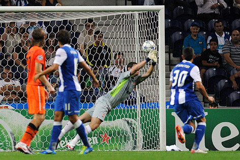 © AP/Paulo Duarte Torhüter Alexander Ribka (Schachtjor Donezk) kann den Schuss von FC Portos Hulk (nicht im Bild) nicht halten