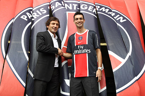 © Reuters/Jacky Naegelen PSG-Sportdirektor Leonardo und Javier Pastore