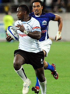 Fiji's Emosi Vucago läuft vor einem Samoa-Spieler