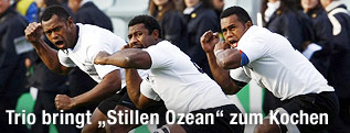 Spieler der Rugby-Mannschaft von Fiji vollführen ihren Kriegstanz Haka