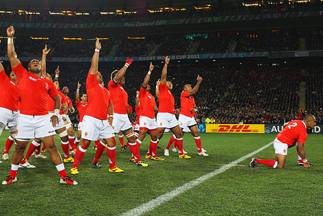 Rugby-Mannschaft von Tonga mit ihrem Kriegstanz