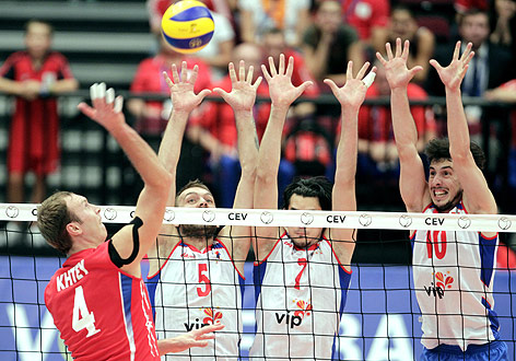 Taras Khtey (RUS) gegen Vlado Petkovic, Dragan Stankovic und Milos Nikic (SRB)