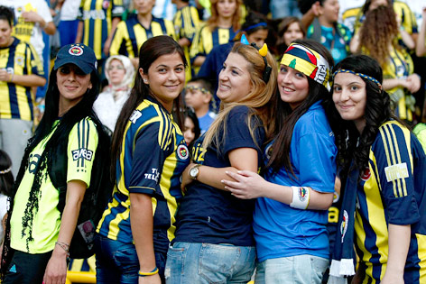 © AP Weibliche Fußballfans