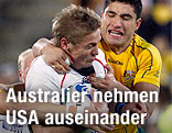 Australiens Adam Ashley-Cooper hat Anthony Fainga'a (USA) im Schwitzkasten