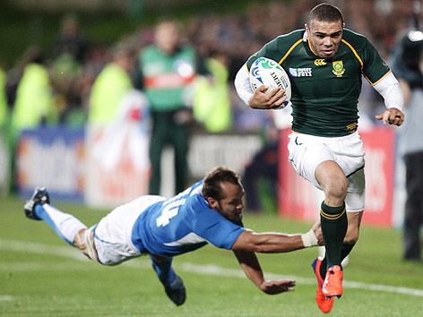 © APA/EPA/Kim Ludbrook Bryan Habana (Südafrika) und Namibia's Danie Dames