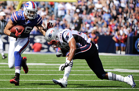 David Nelson (Buffalo Bills) und Josh Barrett (New England Patriots)