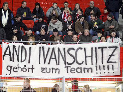 © GEPA/Guenter Artinger Fans halten Transparent mit der Aufschrift "Andi Ivanschitz gehört zumTeam!!"