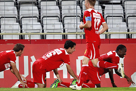 Admira-Spieler kriechen auf allen Vieren und bejubeln ein Tor.