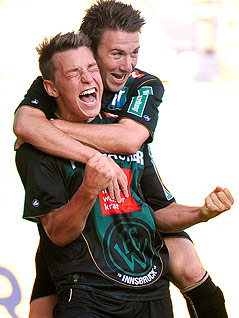 Christopher Wernitznig (Wacker Innsbruck) jubelt mit Daniel Schütz