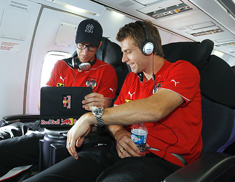 Mark Janko und Andreas Ivanschitz sitzen im Flugzeug nebeneinander