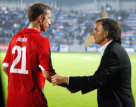 ÖFB-Interimstrainer Willi Ruttensteiner unterhält sich mit Marc Janko