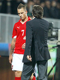 ÖFB-Interimstrainer Willi Ruttensteiner unterhält sich mit Marko Arnautovic
