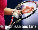 Frau mit Tennisschläger