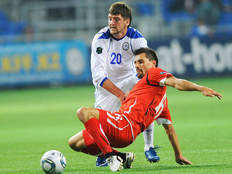 © APA/Robert Jaeger Paul Scharner (AUT) gegen Sergey Ostapenka (KAZ)