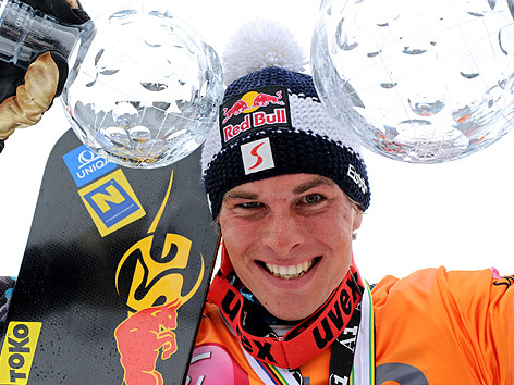 © GEPA/Oliver Lerch Snowboarder Benjamin Karl mit zwei Weltcup-Kristallkugeln