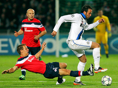 © Reuters/Jean-Yves Bonvarlet Lille's Benoit Pedretti mit einem Tackling gegen Inter Mailands Giampaolo Pazzini