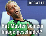 Thomas Muster greift sich auf die Brust