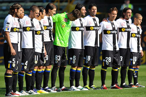 © AP/Marco Vasini Spieler des AC Parma trauern