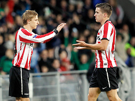 © GEPA/Pro Shots/Toin Damen Marcel Ritzmaier beim Spielerwechsel mit Kevin Strootman (Eindhoven)