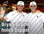 Bob Bryan und Mike Bryan mit Siegerpokal