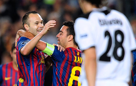 FC Barcelonas Andres Iniesta jubelt gemeinsam mit Xavi Hernandez