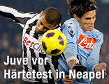 Juves Armand Traore im Kopfballduell mit Napolis Edinson Cavani