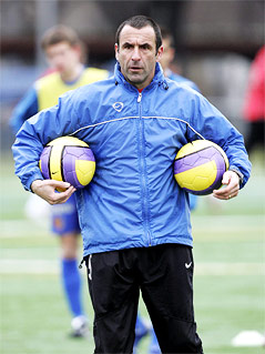 © APA/EPA/Keystone/Georgios Kefalas Der Schweizer Fritz Schmid, einer der neuen Co-Trainer des Trainerteams