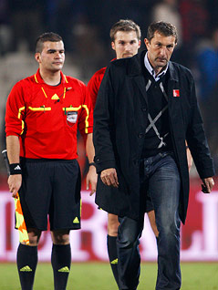 © Reuters/Christian Hofer Schiedsrichter Dominik Ouschan mit Walter Kogler