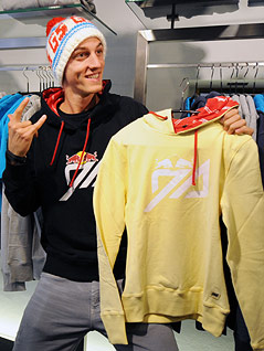 © APA/Barbara Gindl Gregor Schlierenzauger mit einem Pullover aus seiner Modekollektion