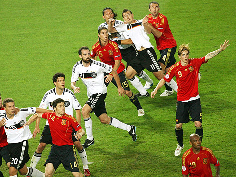 © GEPA/Witters Deutsche und spanische Mannschaft bei der EM 2008