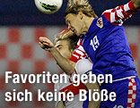 Caner Erkin (Türkei) im Duell mit Domagoj Vida (Kroatien)