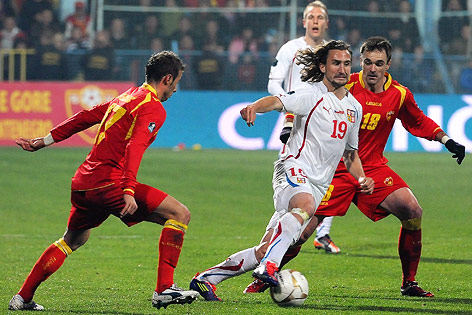 © APA/EPA/Boris Pejovic Petr Jiracek (Tschechien) mit Stevan Jovetic und Elsad Zverotic (Montenegro)