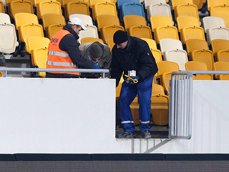 Arbeiter im Stadion von Lwiw (Ukraine)