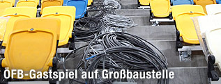 Stadionsektor mit Kabeln auf den Stufen zwischen den Sitzreihen